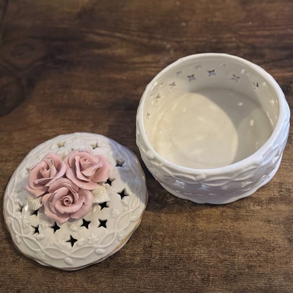Vintage Ceramic Potpourrie Jewelry Trinket Box Lid Capodimonte Style Roses - Picture 6 of 16